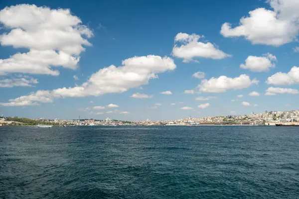 İstanbul Panoramik Gökyüzü Görünümü Derin Mavi Boğaz Suları Üzerinde - Yumuşak Beyaz Bulutlar Altında Temiz Gökyüzü Altında Türk Kenti Manzarası