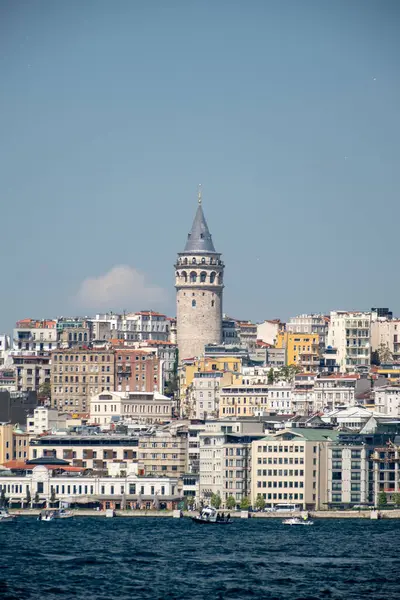 İstanbul Şehir Tarihi Galata Kulesi ve Karaky Feribot İskelesi ile Güneşli Gün - Türk Metropolü 'nün Boğaz Altındaki Gökdeleni Panoramik Manzarası