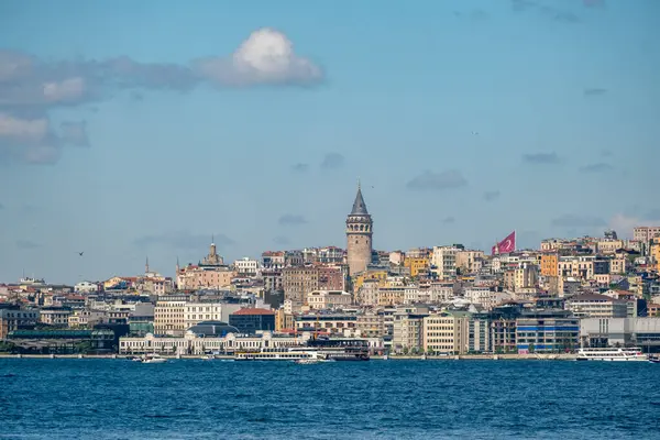 İstanbul Şehir Tarihi Galata Kulesi ve Karaky Feribot İskelesi ile Güneşli Gün - Türk Metropolü 'nün Boğaz Altındaki Gökdeleni Panoramik Manzarası