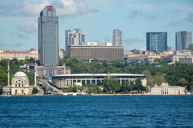 05.14.2025, İstanbul, Türkiye. Güneşli bir günde Vodafone Tpra Arena Stadyumu ve modern İstanbul gökdelenleri, camisi ve Boğaz kıyılarıyla gökdelenler inşa ederek kent mimarisi ve kent kontra 'sını gözler önüne serdi.