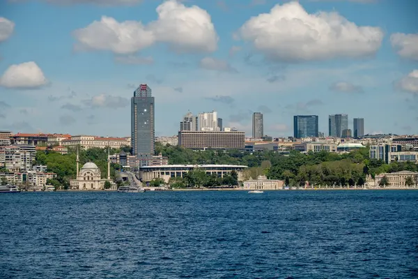 05.14.2025, İstanbul, Türkiye. Güneşli bir günde Vodafone Tpra Arena Stadyumu ve modern İstanbul gökdelenleri, camisi ve Boğaz kıyıları ile gökdelen ve şehir kontrastı sergilenen şehir mimarisi ve şehir kontrastı