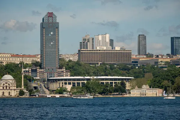 05.14.2025, İstanbul, Türkiye. Güneşli bir günde Vodafone Tpra Arena Stadyumu ve modern İstanbul gökdelenleri, camisi ve Boğaz kıyıları ile gökdelen ve şehir kontrastı sergilenen şehir mimarisi ve şehir kontrastı