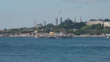 İkoniç İstanbul: Açık Güneşli Gökyüzü Altındaki Tarihi Ayasofya & Topkapı Sarayı ile Boğaz 'da Şehir Hatları Feribotu Dolaşıyor