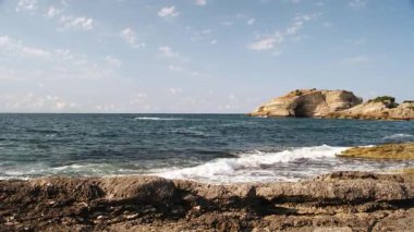 Sardala Körfezi Kocaeli 'nde kayalık kıyılara vuran deniz dalgaları - açık hava koşulları altında engebeli kıyı kayalarına çarpan dramatik beyaz köpük ve su sıçraması