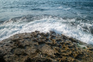 Sardala Körfezi Kocaeli 'nde kayalık kıyılara vuran deniz dalgaları - açık hava koşulları altında engebeli kıyı kayalarına çarpan dramatik beyaz köpük ve su sıçraması