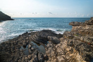 Sardala Körfezi Kocaeli 'nde kayalık kıyılara vuran deniz dalgaları - açık hava koşulları altında engebeli kıyı kayalarına çarpan dramatik beyaz köpük ve su sıçraması