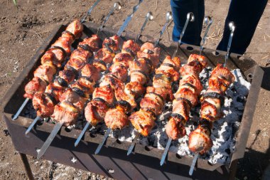 Izgarada kızarmış kebap, domuz kebabı..