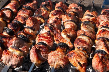 Izgarada kızarmış kebap, domuz kebabı..