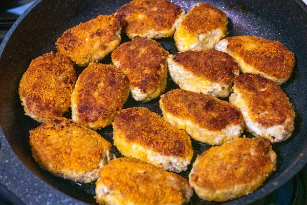 Ev yapımı pirzola kızartma tavasında kızartılır. Yakın plan..