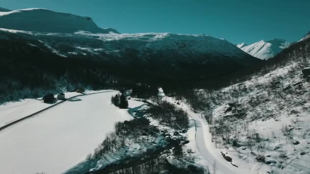 Rivier Weg Het Besneeuwde Bergdal — Stockvideo