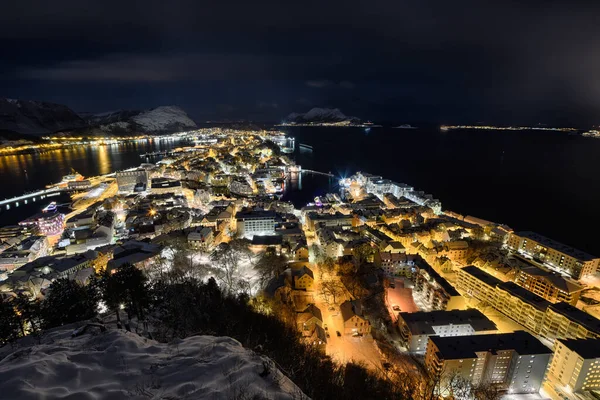 Alesund şehrinin kış gecesi manzarası (Aalesund), Norveç