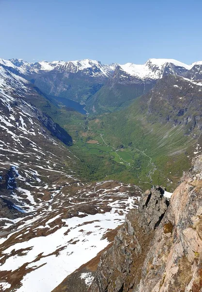 Norveç 'in Dalsnibba Dağı' nın tepesinden Geiranger köyü manzarası.