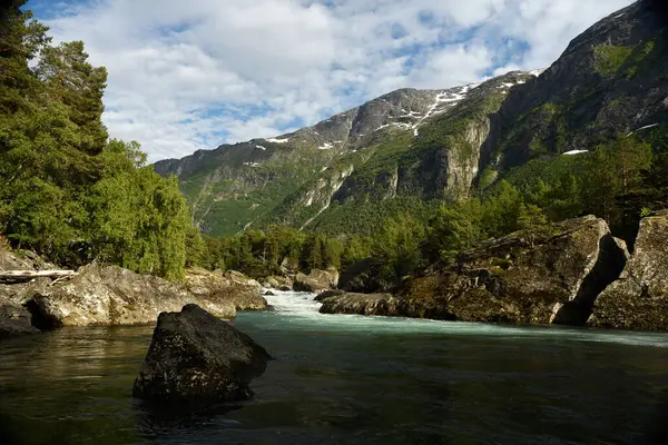Önünde bir nehir bulunan dağ manzarası, Norveç, İskandinavya