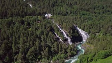 Norveç, Avrupa 'daki Vermafossen Şelaleleri üzerindeki demiryolu köprüsü
