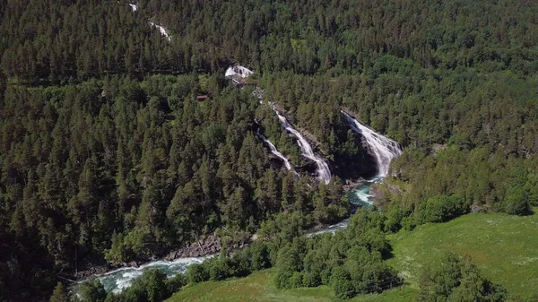 Şelaleleri, nehirleri ve ormanları olan bir dağ manzarası. Norveç, Avrupa 'da Vermafossen Şelaleleri.