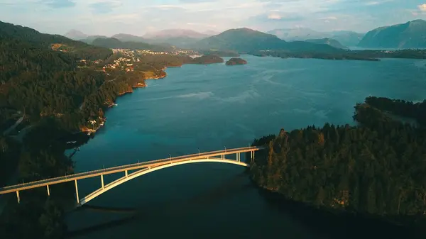 Norveç 'teki fiyort üzerindeki bir köprünün havadan görüntüsü. Yeni Skodje Köprüsü (Norveççe: Skodje bru). Norveç 'in Alesund şehrinde Skodjestraumen' i geçen yeni köprü..