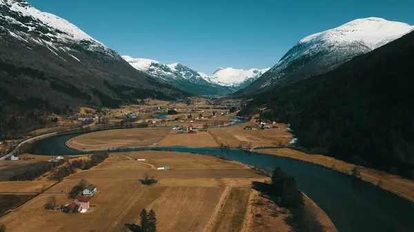 Dağları ve nehri olan vadideki küçük köyün havadan görünüşü.