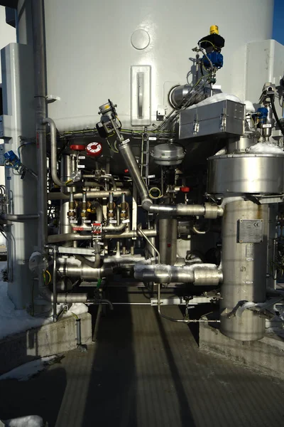 Doğal gaz tankının bir parçası. Detaylara yakın çekim, borular, tesisatlar, vanalar. Sıvı gaz ve sıvı gaz, sıfır emisyonlu enerji kaynağı..