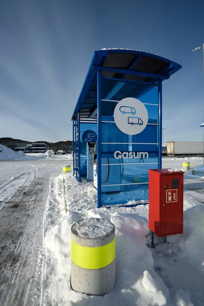 Digerneset, Norveç - 10 Şubat 2024: Gasum - Kamyonlar için doğal benzin istasyonu. Aracı doğal gazla dolduruyorum..