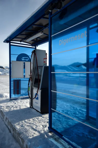 Digerneset, Norveç - 10 Şubat 2024: Gasum - Kamyonlar için doğal benzin istasyonu. Yan kapağın ve dağıtıcının görüntüsü.