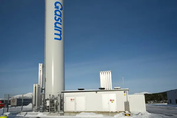 Digerneset, Norveç - 10 Şubat 2024: Gasum - sıvılaştırılmış doğalgaz tankı. Kış manzarası.