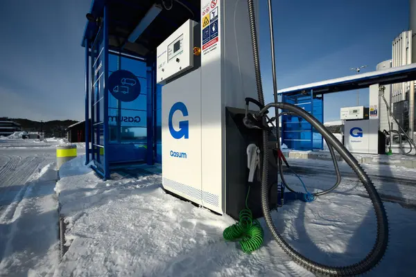 Digerneset, Norveç - 10 Şubat 2024: Gasum - Kamyonlar için Doğal LGB benzin istasyonu. Sıvı doğalgazın (LGB) doldurucu enjektörü ile dağıtıcının görüntüsü. Kış manzarası.