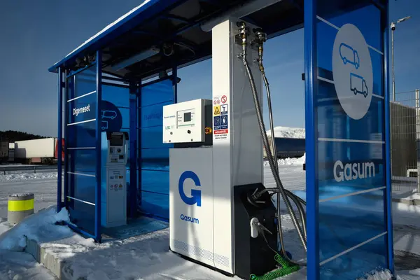 Digerneset, Norveç - 10 Şubat 2024: Gasum - Kamyonlar için Doğal LGB benzin istasyonu. Dağıtımcının çatıdaki görüntüsü. Kış manzarası. Yatay görünüm.