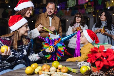 Meksika Posada, İspanyol ailesi Meksika Latin Amerika 'da Noel kutlamalarında Noel şarkıları söylüyorlar.