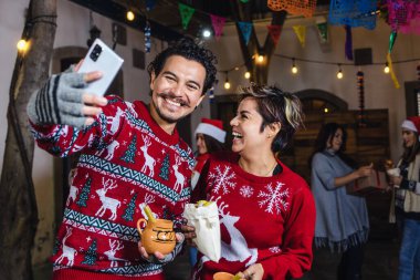 Meksikalı genç çift ya da arkadaşları Meksika 'da Noel için Posada' da eğleniyorlar. Latin Amerika 'da.