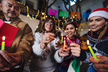 Meksikalı Posada, İspanyol ailesi, Meksika Latin Amerika kültüründe ve geleneklerinde Noel kutlamalarında Noel şarkıları söylüyorlar.