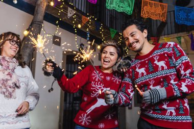 Meksikalı Posada, İspanyol ailesi, Meksika Latin Amerika kültüründe ve geleneklerinde Noel kutlamalarında Noel şarkıları söylüyorlar.