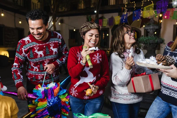 Meksika Posada, İspanyol ailesi Meksika Latin Amerika 'da Noel kutlamalarında Noel şarkıları söylüyorlar.