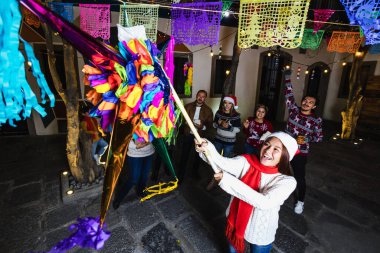 Latin Amerika 'da Noel için geleneksel Meksika Posada kutlamasında İspanyol aile pinyatasını kırıyor.