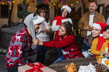 Meksika Posada, İspanyol ailesi Meksika Latin Amerika 'da Noel kutlamalarında Noel şarkıları söylüyorlar.
