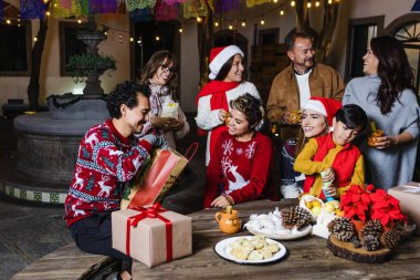 Meksika Posada, İspanyol ailesi Meksika Latin Amerika 'da Noel kutlamalarında Noel şarkıları söylüyorlar.