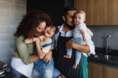 Latin Amerika 'da çocukları ve çocukları olan İspanyol bir aile.