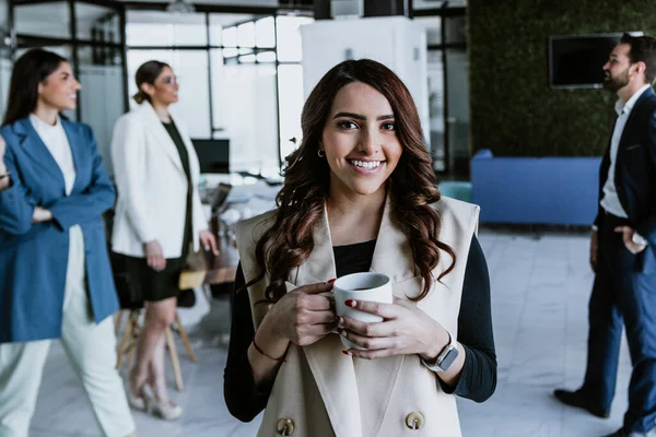 Young Hispanic Business Woman Having Meeting Her Colleagues Background Office — Foto de Stock
