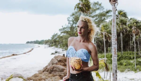 Portret Transseksualisty Noszącego Makijaż Kobiece Ubrania Trzymające Kokosa Plaży Meksyku — Zdjęcie stockowe