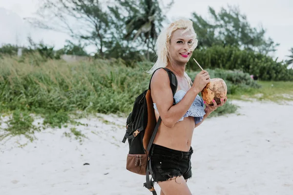 화장을 여행자와 멕시코 아메리카 해변에서 코코넛을 관광객 트랜스젠더 — 스톡 사진