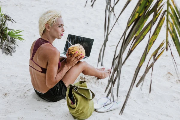 Молодая Трансгендерная Женщина Работает Ноутбуком Компьютером Держит Кокос Пляже Мексике — стоковое фото