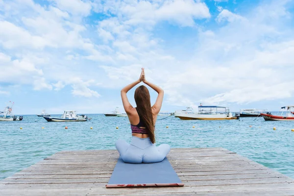 Ung Latinamerikansk Kvinna Utövar Yoga Stranden Piren Eller Docka Vid — Stockfoto