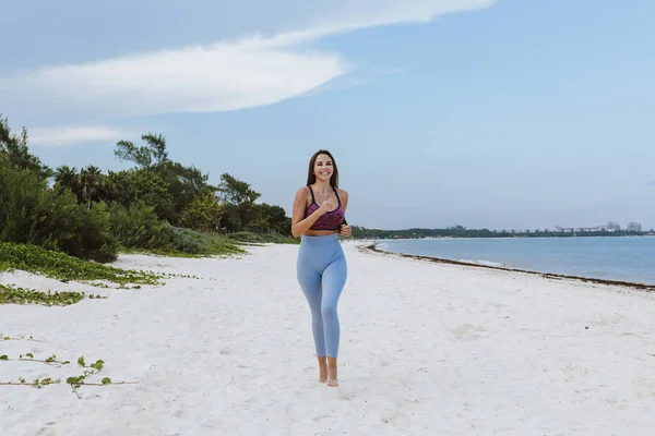 Hispanische Frau Läuft Einem Strand Mexiko Lateinamerika — Stockfoto