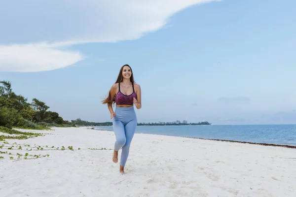 Hispanische Frau Läuft Einem Strand Mexiko Lateinamerika — Stockfoto