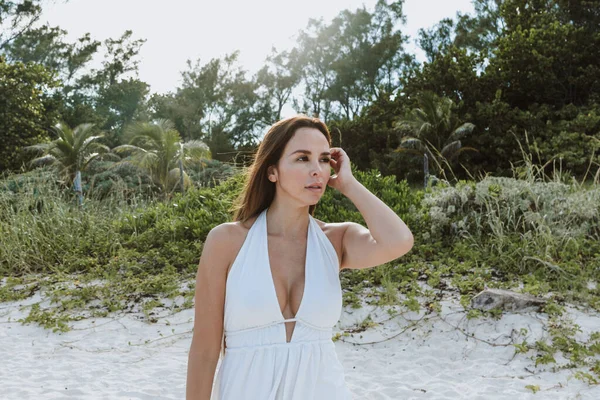 Porträt Einer Schönen Jungen Hispanischen Frau Weißen Sommerkleid Strand Von — Stockfoto