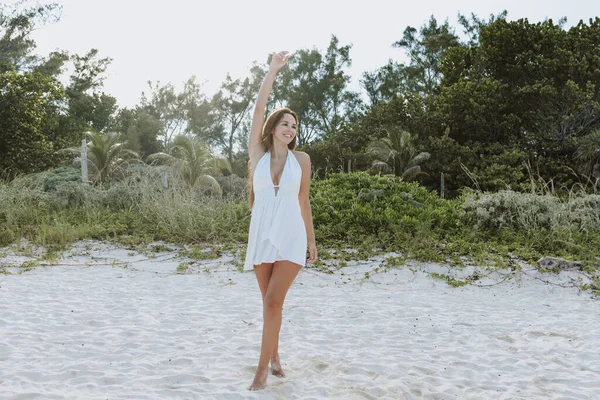 Счастливая Латиноамериканка Распростертыми Руками Наслаждается Свободой Пляже Мексике Латинская Америка — стоковое фото