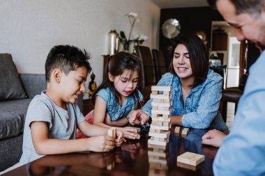 Latin ailesi Meksika 'da tuğlalarla ya da jenga ile birlikte oynuyorlar.