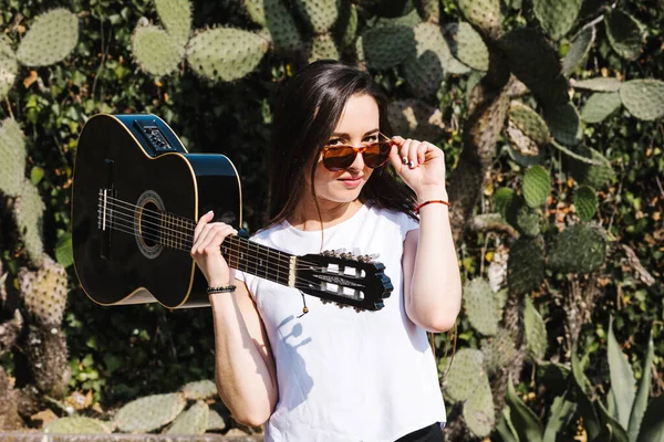 Jeune Femme Hispanique Dans Style Rock Roll Jouer Guitare Dans — Photo