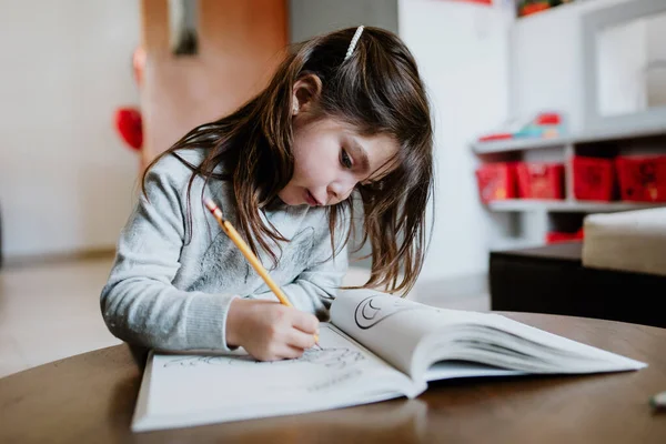 Niña Latina Estudiante Preescolar Sentada Mesa Escribiendo Dibujando Casa Educación — Foto de Stock