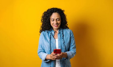 Latin Amerika 'da Latin Amerika' da cep telefonlu İspanyol yetişkin kadın portresi.