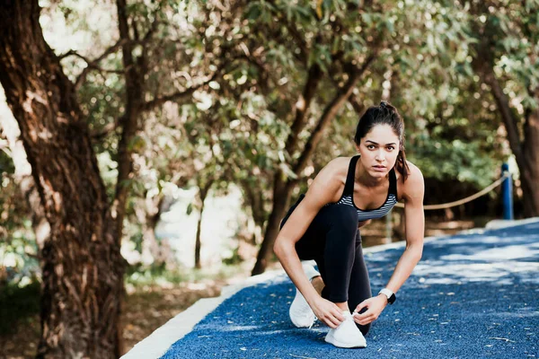 Latin Genç Bir Kadın Meksika Parkta Koşuyor Spanyol Bayan Fitness — Stok fotoğraf